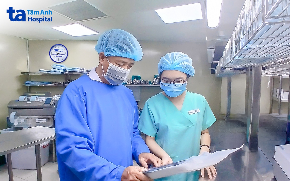 Dược sĩ Khải (bên trái) giám sát từng khâu vận hành của đơn vị, đảm bảo mọi công đoạn đều đáp ứng các tiêu chí an toàn trước khi đưa vào phục vụ điều trị