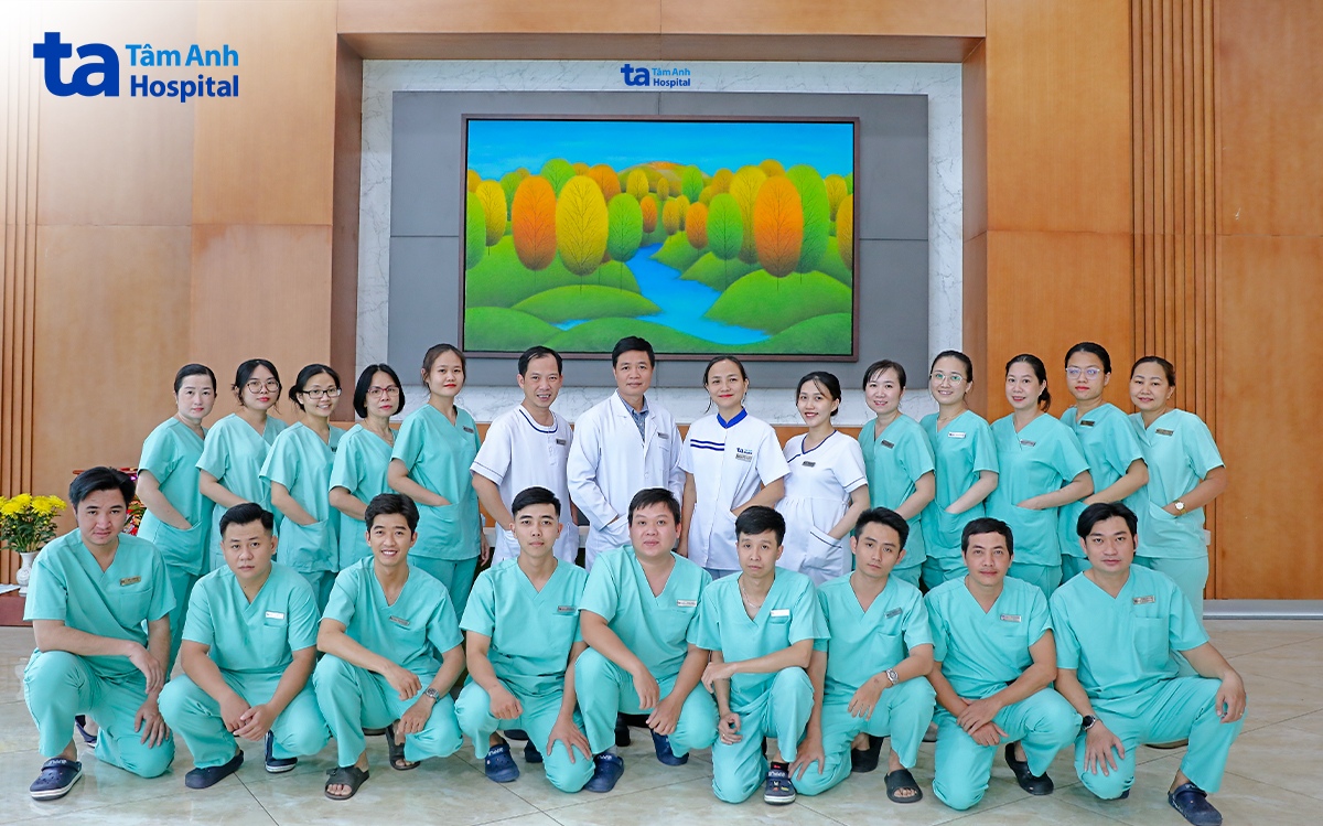 Dược sĩ Tống Văn Khải và các cộng sự tại khoa Kiểm soát nhiễm khuẩn - những người đứng sau sự an toàn tuyệt đối của Bệnh viện Đa khoa Tâm Anh