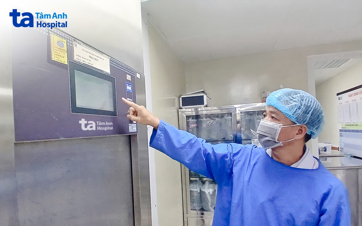 Dược sĩ Khải kiểm tra máy hấp tiệt khuẩn nhiệt độ cao