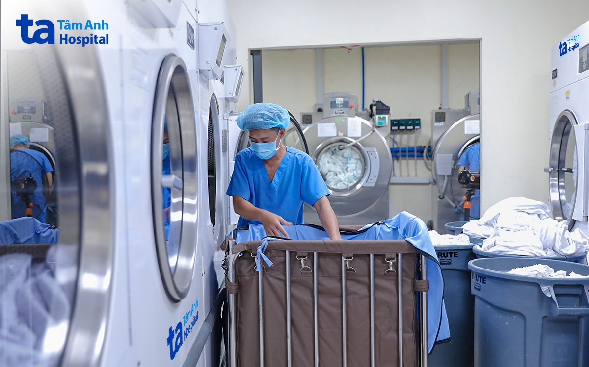 Phòng giặt khép kín công nghệ cao giúp công tác kiểm soát nhiễm khuẩn luôn đảm bảo chất lượng tiêu diệt vi khuẩn, virus, nấm mốc…