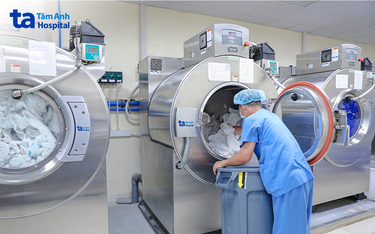 Đồ vải sau khi giặt sẽ được đưa vào các thùng xanh (đã được xử lý làm sạch) để tiếp tục đưa đến công đoạn sấy