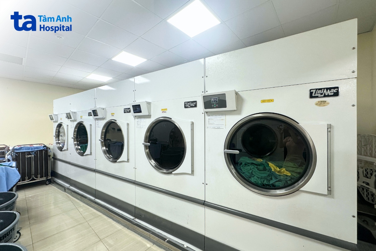 Tâm Anh trang bị hệ thống máy sấy công nghệ Mỹ giúp hơi nóng xuyên thấu mọi lớp vải, đảm bảo diệt mọi vi khuẩn, virus và bào tử nấm mốc còn sót lại