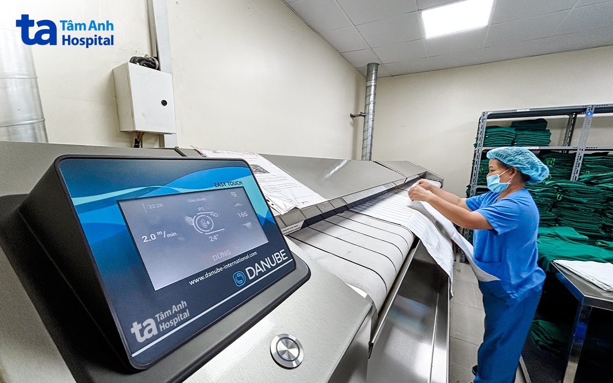 Các loại vải phẳng như khăn, trải bàn, drap giường… được ủi thẳng một cách nhanh chóng, dễ dàng, thuận tiện nhờ thiết bị ủi hiện đại