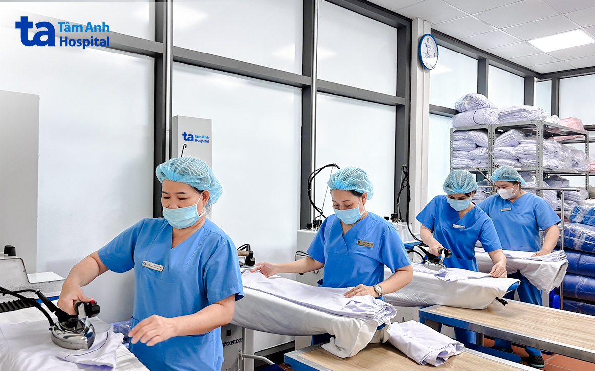 Đối với những loại không phẳng như quần, áo của bệnh nhân, bác sĩ… sẽ được nhân viên ủi riêng bằng hơi nước, đảm bảo tất cả quần áo chuyển đi đều phẳng phiu, thơm tho