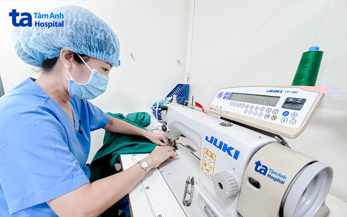 Nếu phát hiện đồ vải có dấu hiệu hư hỏng, đội ngũ giặt là sẽ kiểm tra, xử lý và phục hồi ngay để đảm bảo đồ vải luôn trong tình trạng tốt nhất, sẵn sàng phục vụ người bệnh