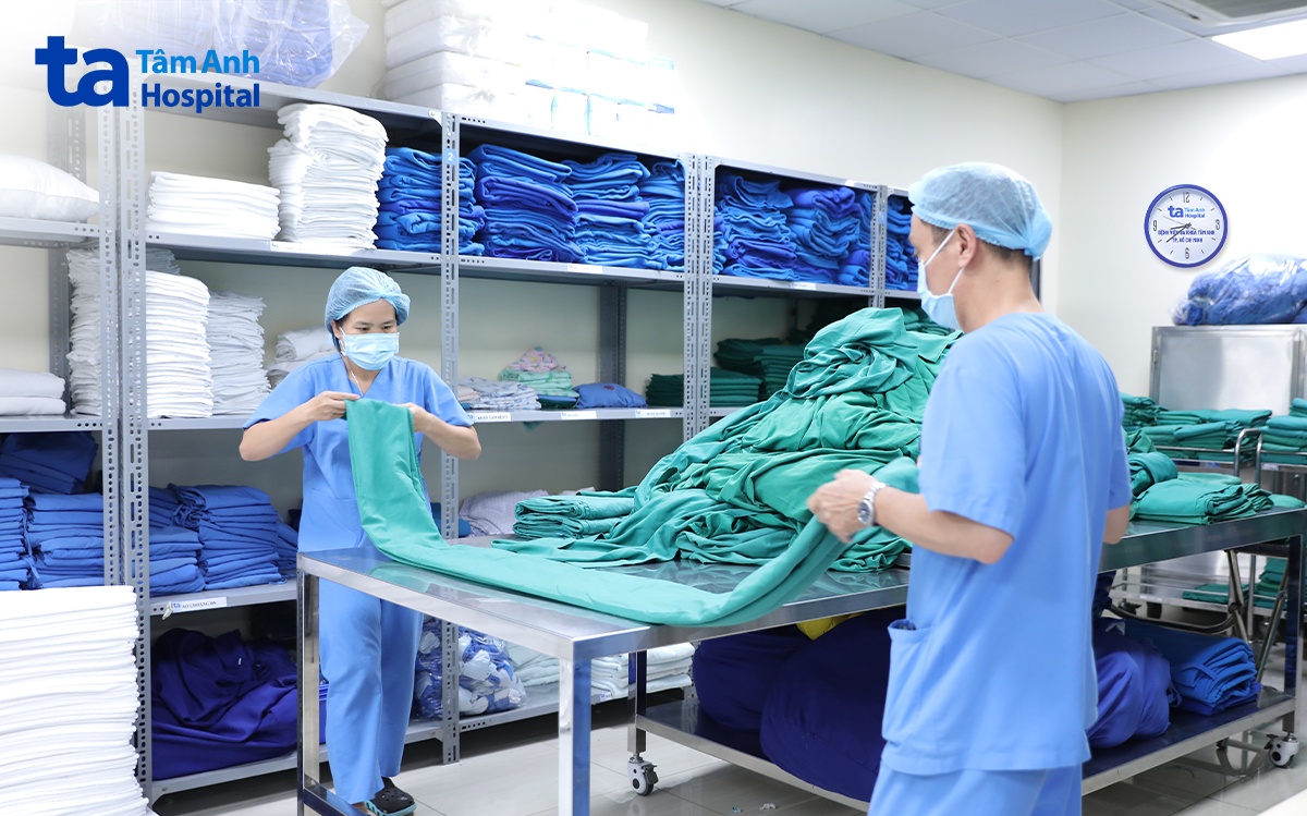 Các loại đồ vải sử dụng trong phòng mổ như quần áo phẫu thuật viên, khăn mổ… được nhân viên chuyên trách phân loại, xếp gấp đúng quy trình chuyên môn và bảo quản tại khu vực riêng biệt, luôn sẵn sàng cho mọi ca phẫu thuật