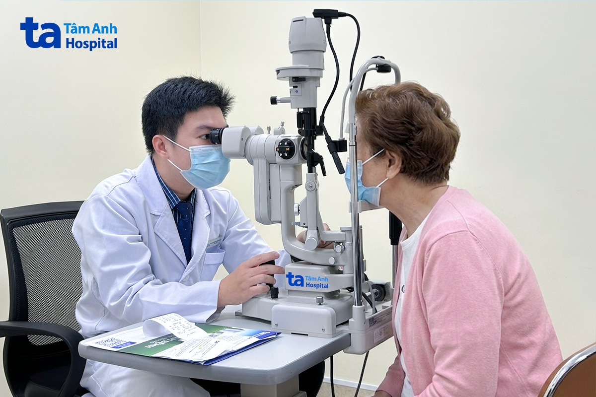 Bác sĩ Phúc kiểm tra mắt cho bà Oanh. Ảnh: Bệnh viện Đa khoa Tâm Anh
