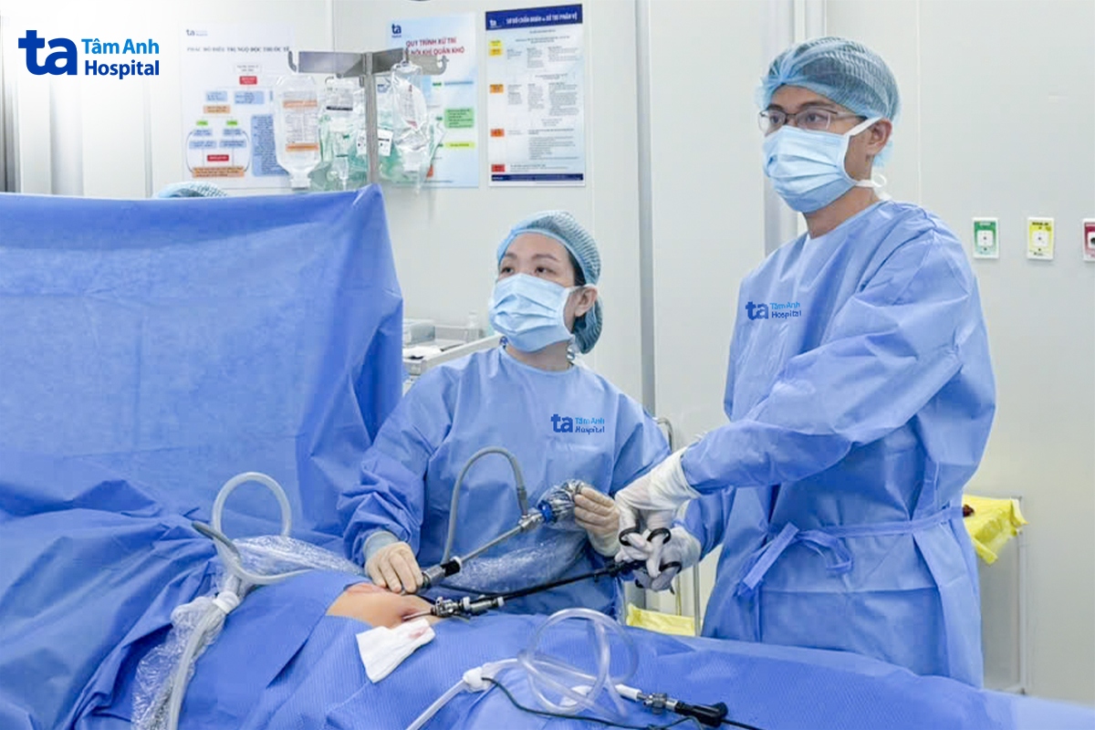 ekíp bác sĩ phẫu thuật nội soi cắt ruột thừa cho mẫn