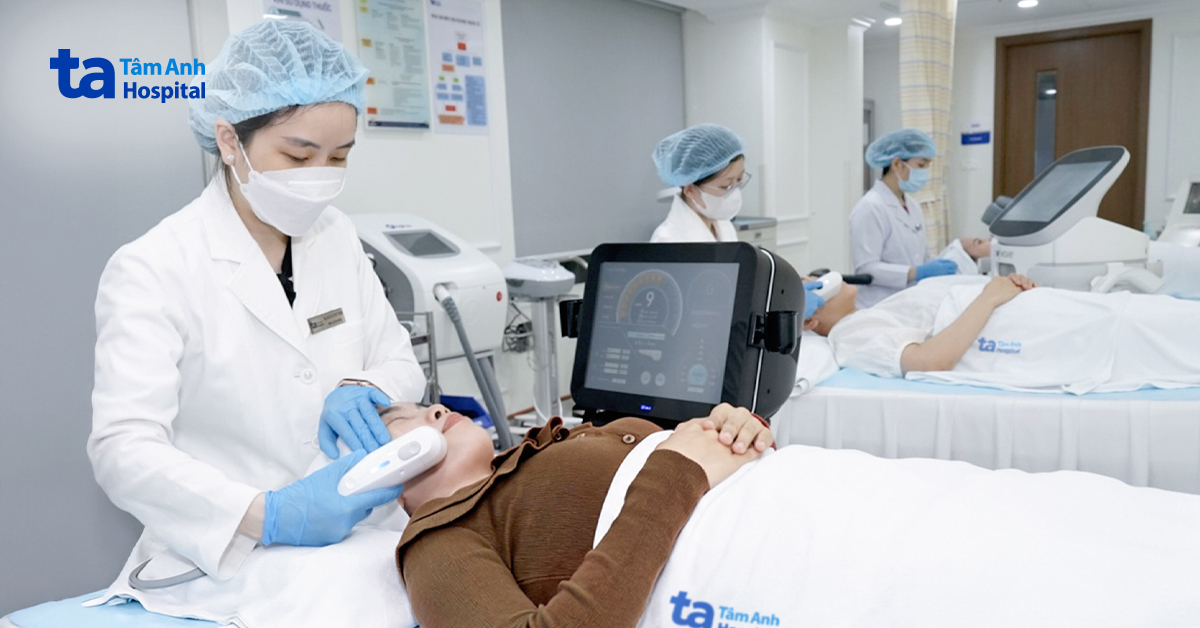 Nắng nóng kéo dài, người dân TP.HCM chọn ở lại làm đẹp dịp lễ