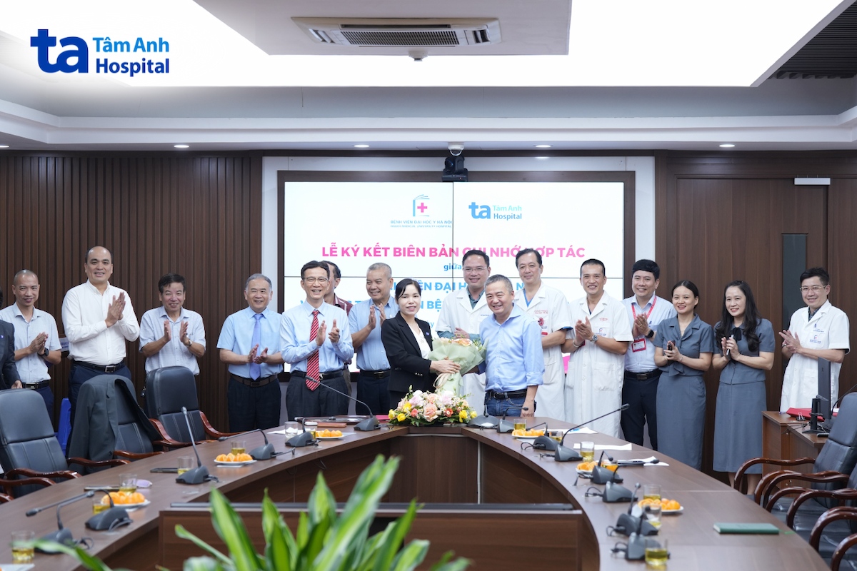 lãnh đạo hai bên chụp ảnh lưu niệm sau ký kết