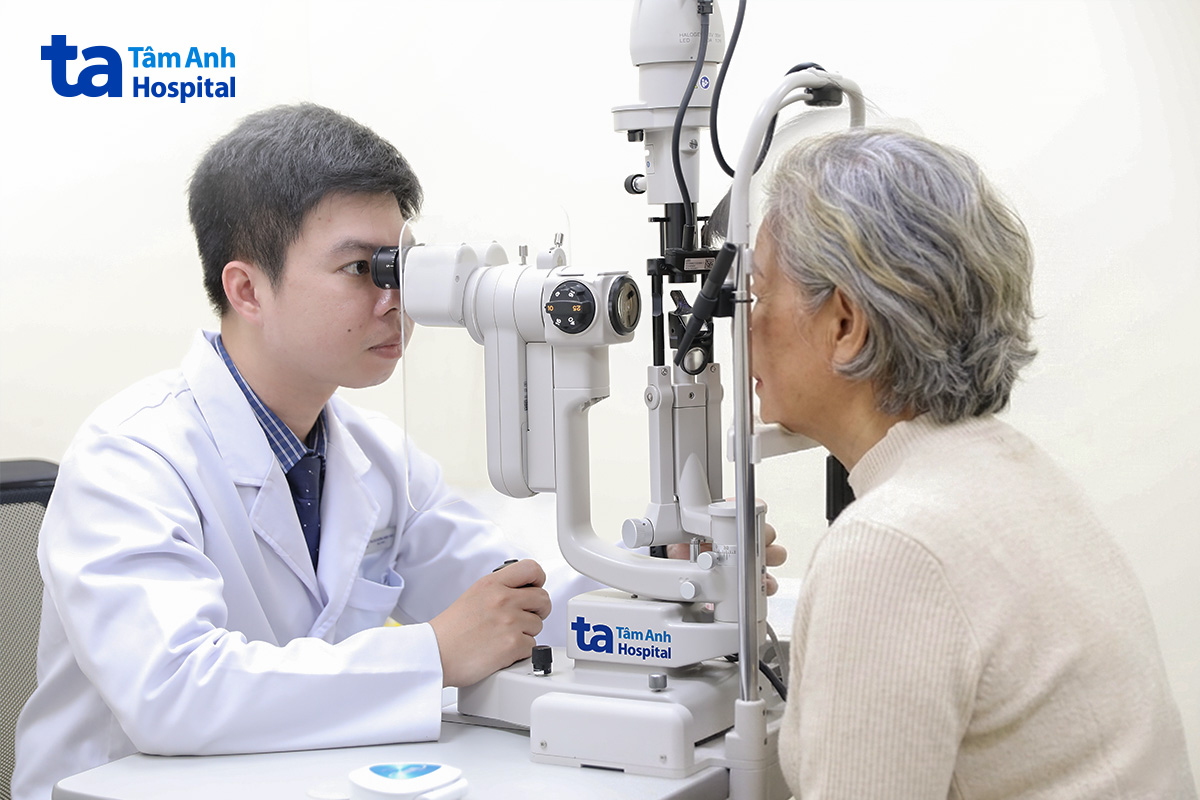 Bác sĩ Phúc khám mắt cho bà Huệ. Ảnh: Bệnh viện Đa khoa Tâm Anh.