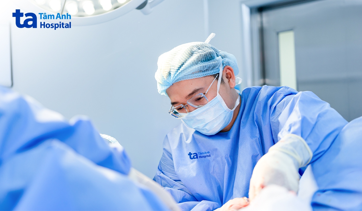 BS Ừng Quốc Thường thực hiện cắt khối sùi để lấy mẫu sinh thiết cho bà Nương. Ảnh: Bệnh viện Đa khoa Tâm Anh