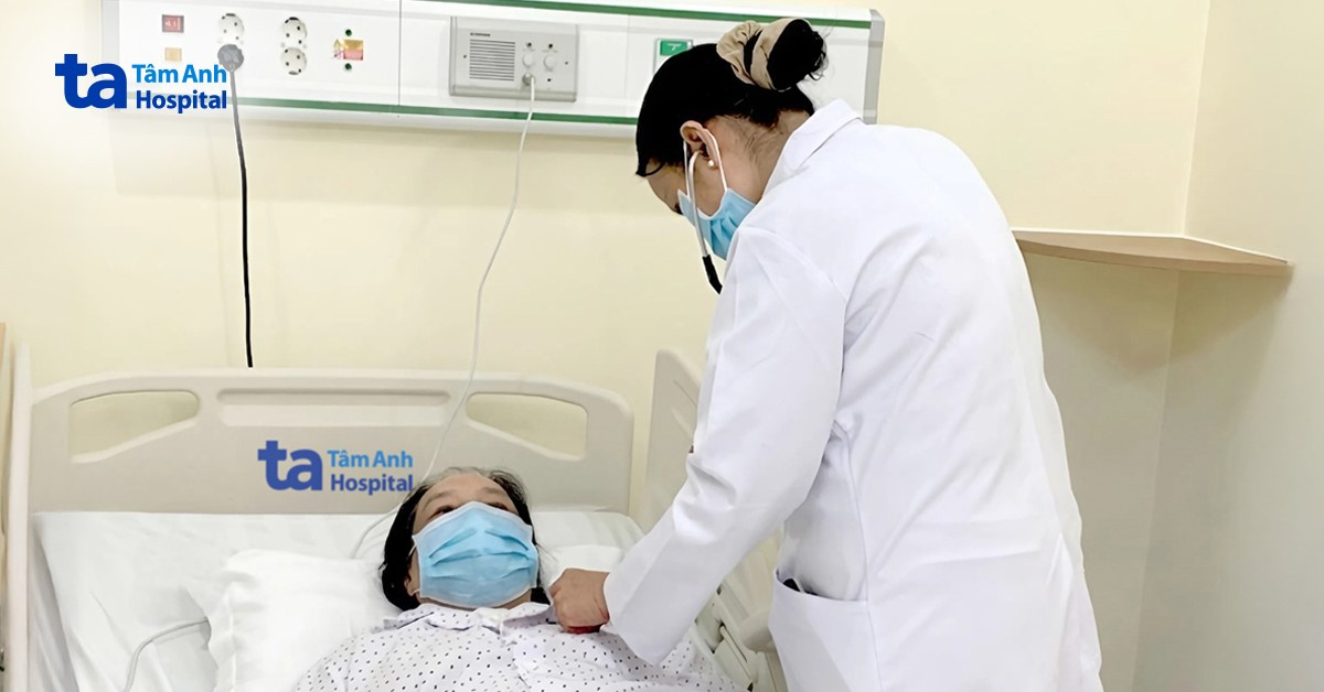 Mổ cấp cứu bướu giáp bịt kín đường thở