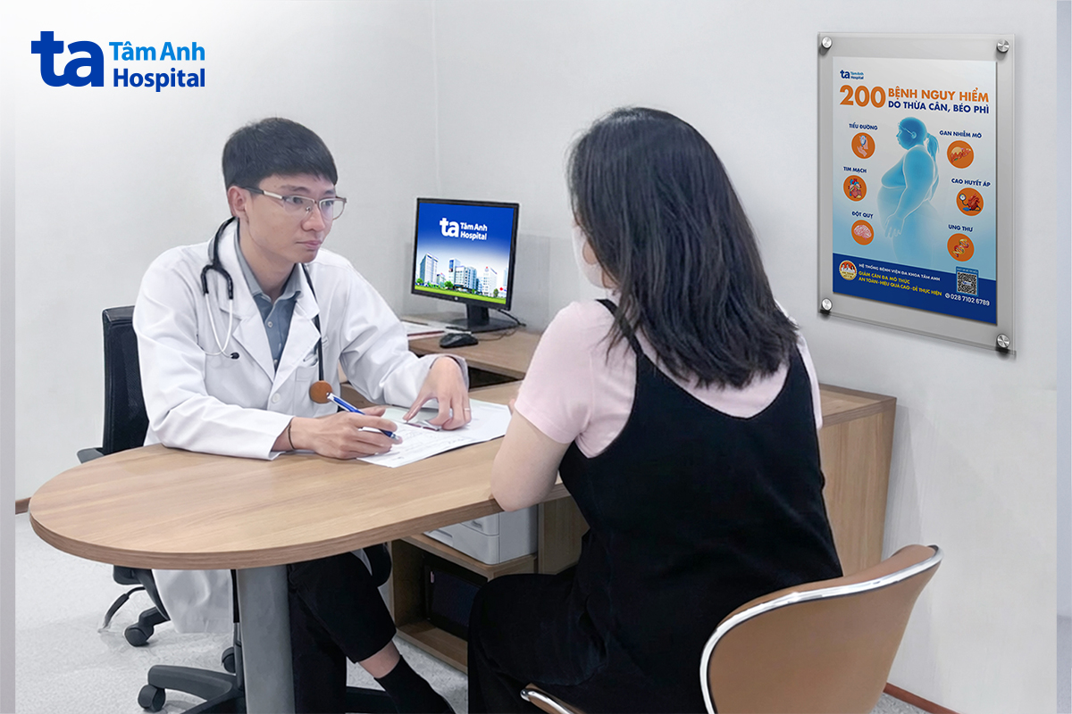 ThS.BS CKI Võ Đình Bảo Văn tư vấn liệu trình giảm cân cho chị Khánh. Ảnh: Bệnh viện Đa khoa Tâm Anh
