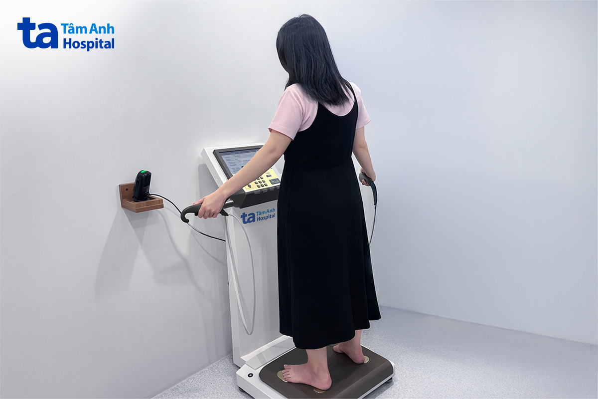 Chị Khánh đo InBody để kiểm tra các chỉ số cơ, mỡ, nước trong cơ thể. Ảnh: Bệnh viện Đa khoa Tâm Anh