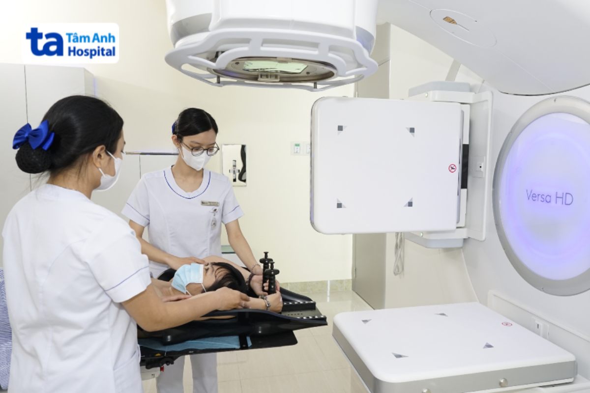 người bệnh được theo dõi suốt quá trình xạ trị