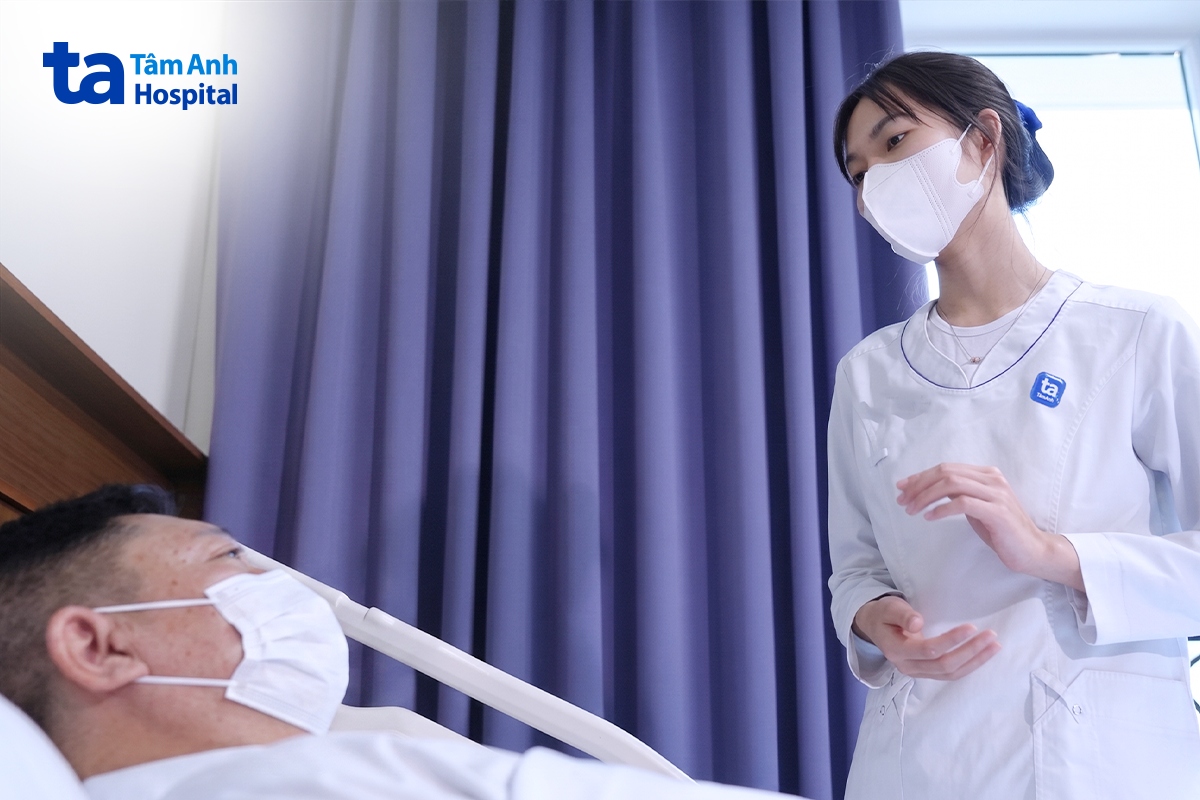 người bệnh được tư vấn trước khi tiêm insulin tĩnh mạch