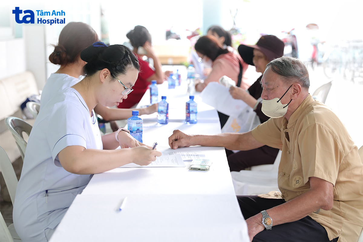 Người dân phường An Khánh đăng ký khám sức khỏe sớm trong chương trình tầm soát bệnh miễn phí của BVĐK Tâm Anh TP.HCM