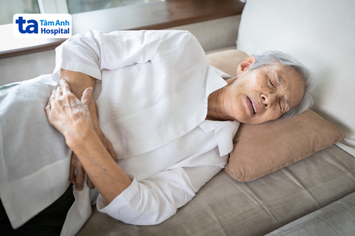người già bị đau bụng