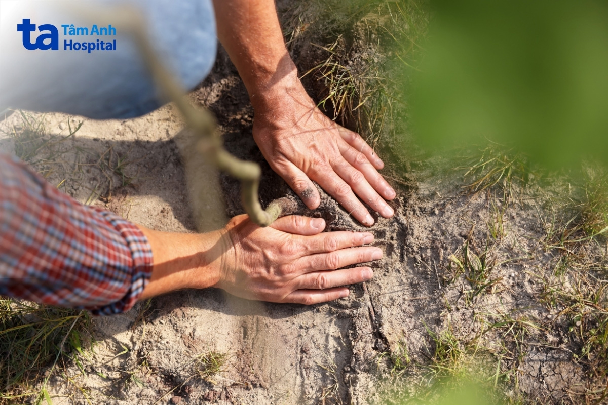 Người làm nghề thường xuyên tiếp xúc với đất, bùn, nước có nguy cơ cao mắc bệnh