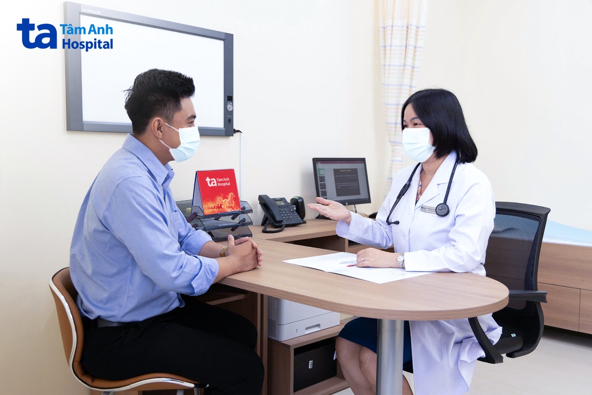 Bác sĩ Tâm đang trao đổi, tư vấn khám sức khỏe tổng quát cho người đi khám. Ảnh minh họa: Bệnh viện Đa khoa Tâm Anh