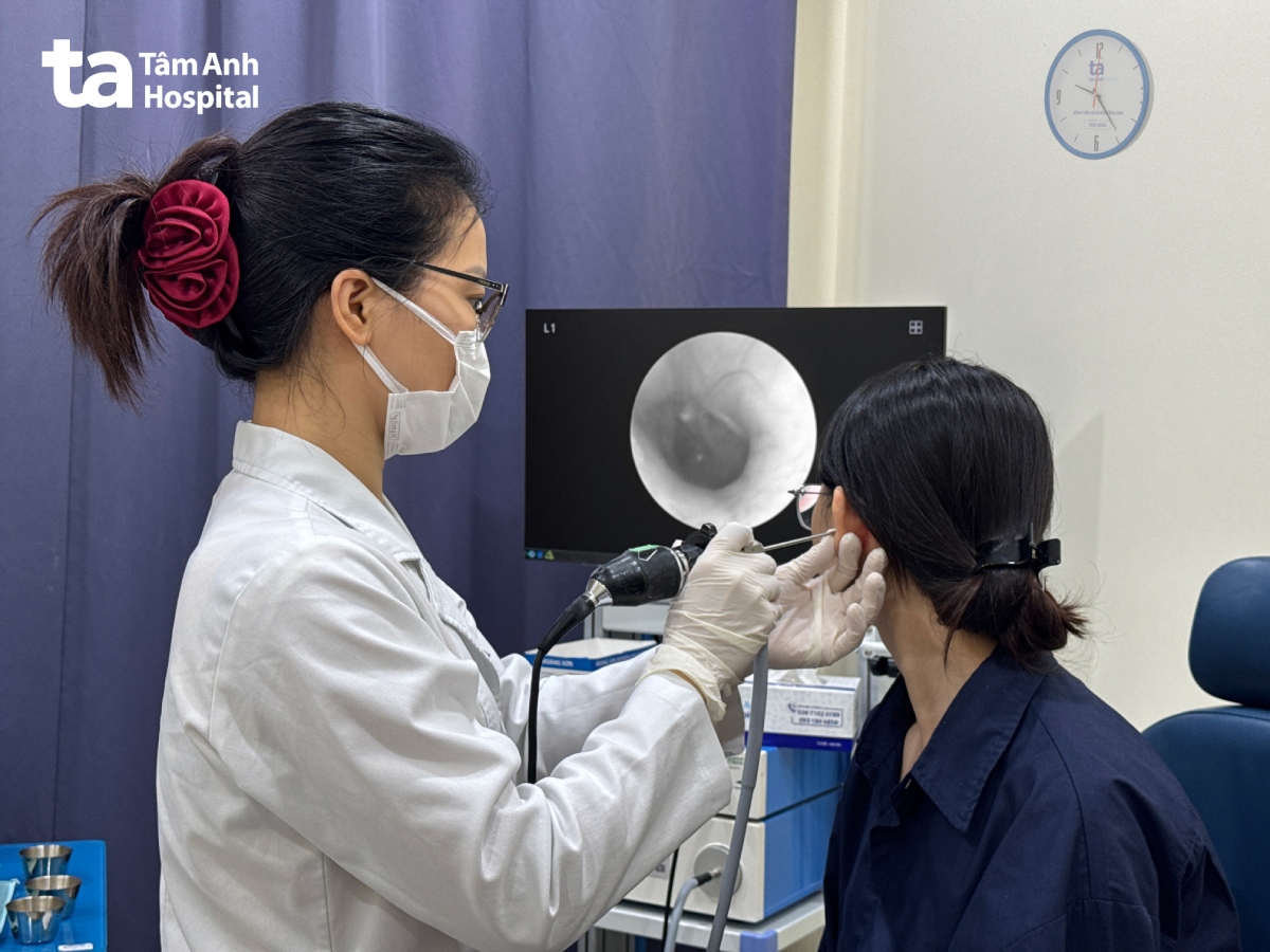 nội soi ống tai có tia đỏ