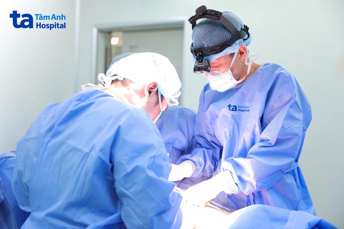 Phó giáo sư Vĩnh (bên phải) phẫu thuật bóc tách hai khối u ra khỏi lồng ngực người bệnh