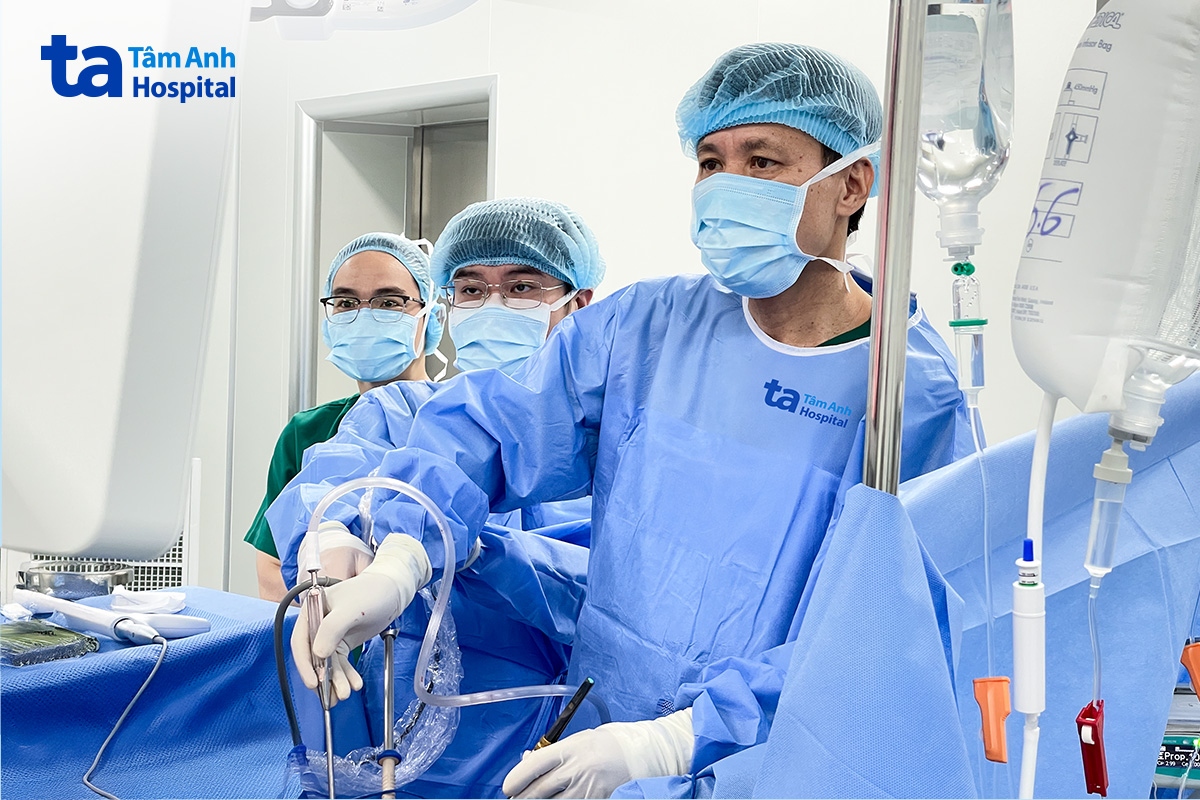 Phó giáo sư Vĩnh (bên phải) cùng êkíp phẫu thuật nội soi cắt thùy phổi cho người bệnh