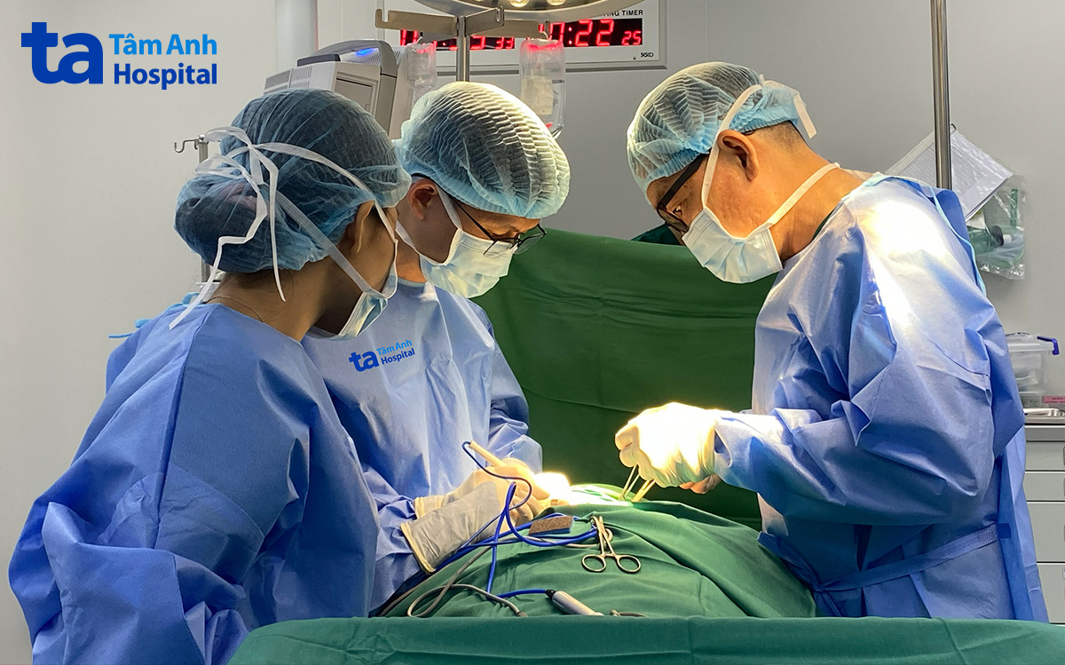 phẫu thuật cắt tuyến giáp