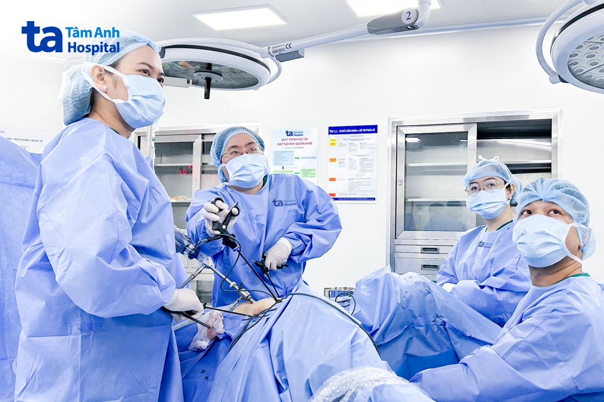 Bác sĩ Lụa (thứ hai bên trái) và êkíp mổ nội soi cắt tử cung cho chị Hồng. Ảnh: Bệnh viện Đa khoa Tâm Anh