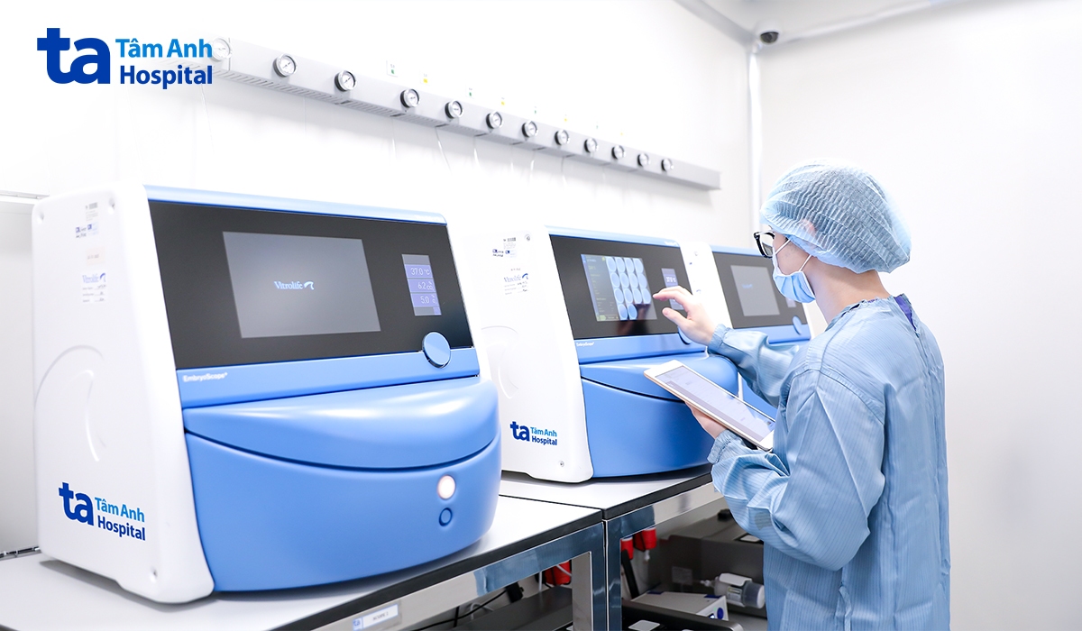 Phôi của chị Mai được nuôi trong hệ thống Time-lapse trang bị camera theo dõi liên tục và tích hợp trí tuệ nhân tạo AI, tăng tỷ lệ thành công