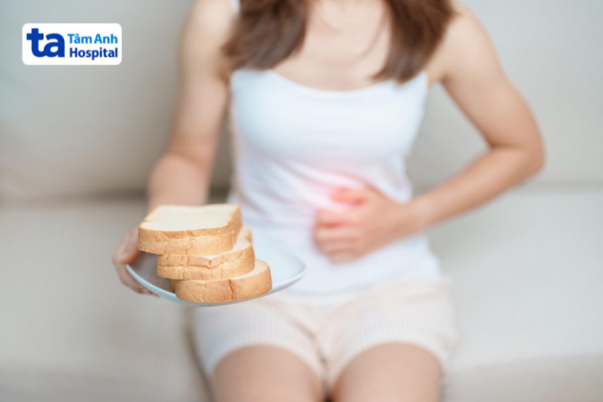phụ nữ cầm bánh mì