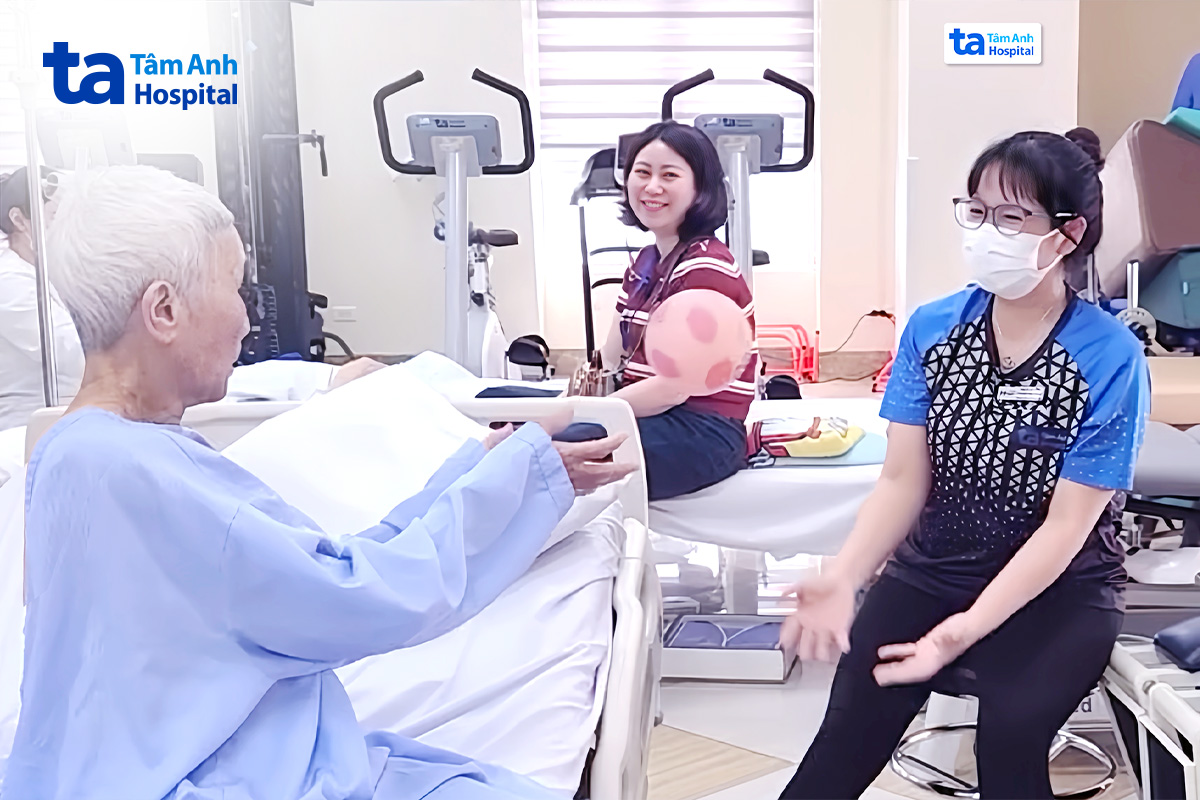 Bệnh nhân cao tuổi tập phục hồi chức năng sau mổ xương đùi