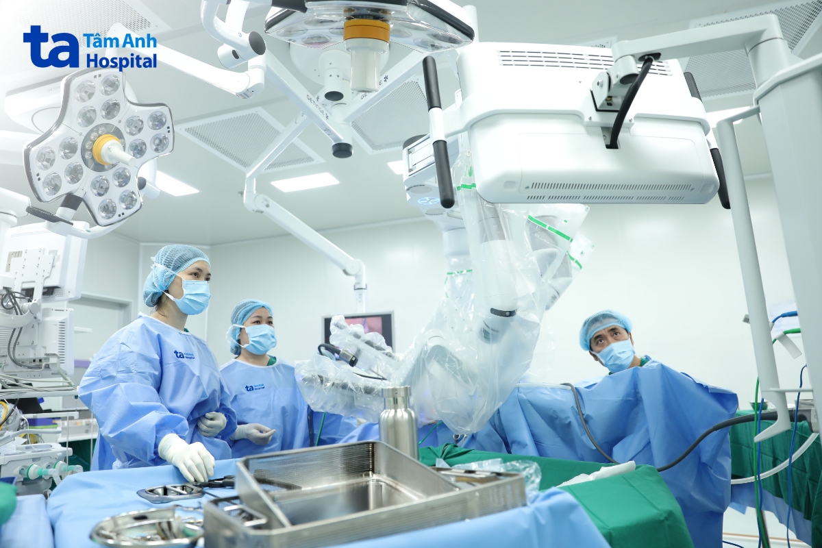 Êkíp phẫu thuật nội soi điều trị sa bàng quang - tử cung bằng robot Da Vinci Xi cho bà Thảo. Ảnh: Bệnh viện Đa khoa Tâm Anh