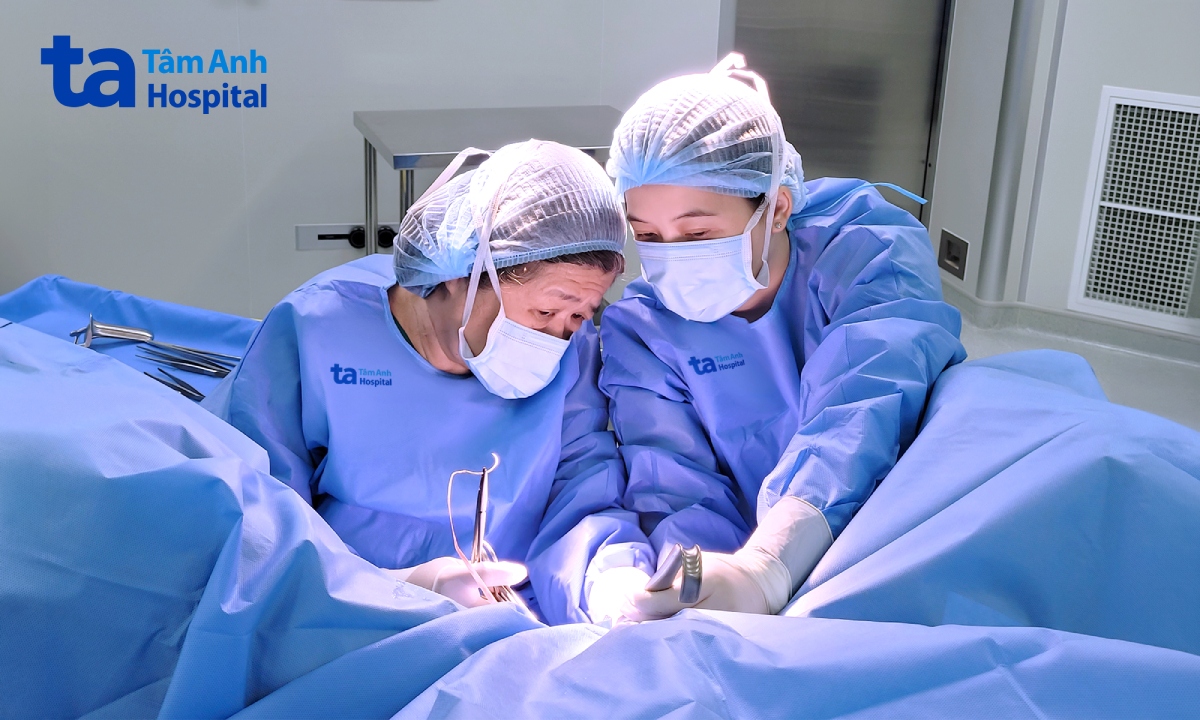 Bác sĩ Mỹ Nhi (trái) cùng êkíp phẫu thuật cho người bệnh.