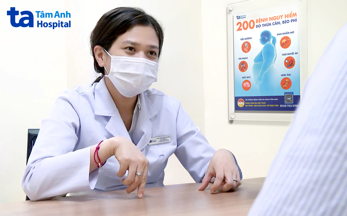 ThS.BSCKII Trần Nguyễn Quỳnh Trâm tư vấn điều trị cho anh Linh. Ảnh: Bệnh viện Đa khoa Tâm Anh