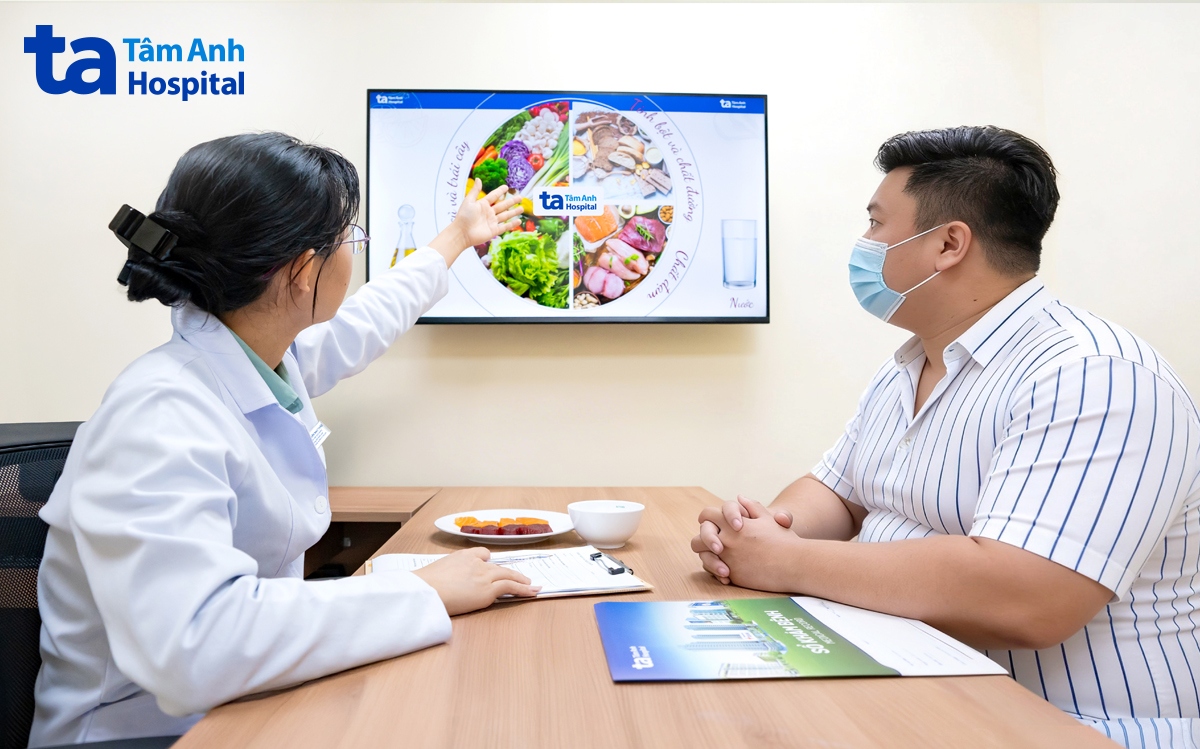 Anh Linh được bác sĩ dinh dưỡng tư vấn chi tiết về chế độ ăn khoa học, hỗ trợ giảm cân. Ảnh: Bệnh viện Đa khoa Tâm Anh