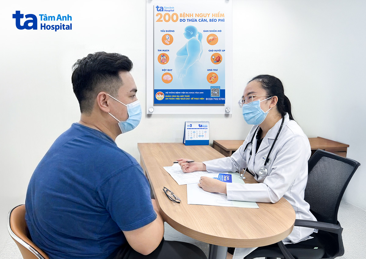 ThS.BS Hoàng Thị Hồng Linh tư vấn điều trị giảm cân cho anh Tuấn. Ảnh: Bệnh viện Đa khoa Tâm Anh