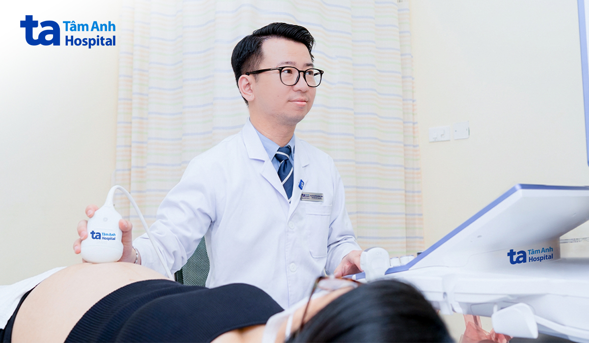 Bác sĩ Long siêu âm cho một thai phụ. (Ảnh minh họa)