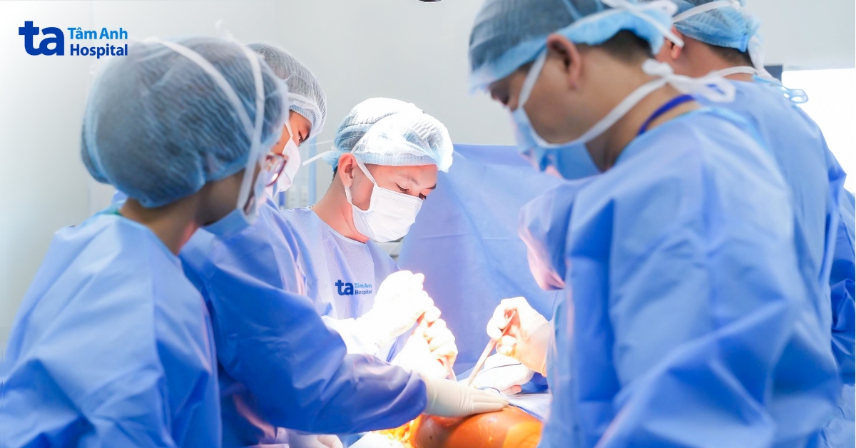 Thay khớp háng cho cụ bà mắc đa bệnh nền