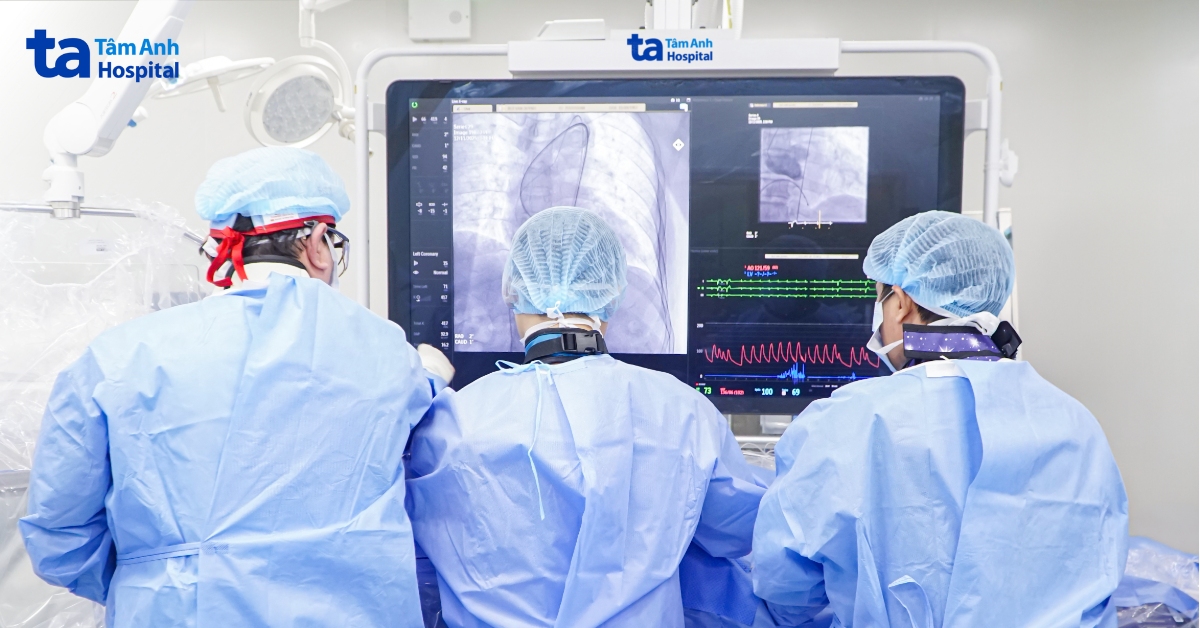 Thay van tim không xẻ ngực, cụ bà 96 tuổi đi lại sau một năm nằm một chỗ