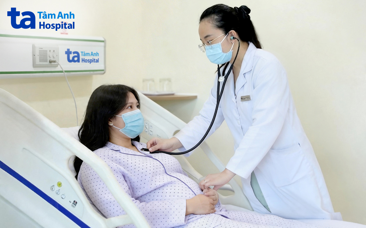 ThS.BS Hoàng Thị Hồng Linh kiểm tra sức khỏe cho Nguyệt. Ảnh: Bệnh viện Đa khoa Tâm Anh