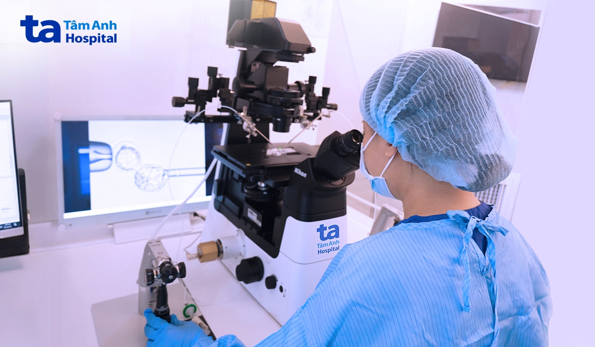 ThS Nguyễn Huyền Minh Thụy, Trưởng Lab IVF Tâm Anh - Quận 8 thực hiện sinh thiết phôi