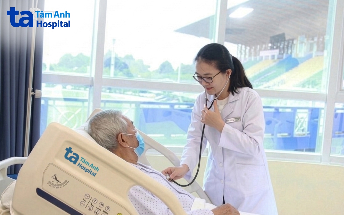 ths.bs nguyễn thị kim tuyền kiểm tra sức khỏe cho ông chanvatey