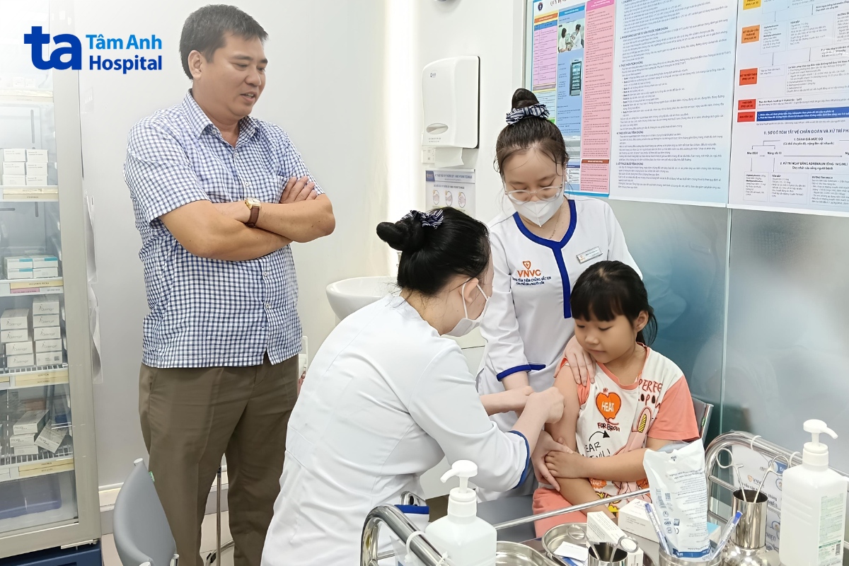 tiêm vaccine phòng ngừa não mô cầu cho trẻ tại vnvc