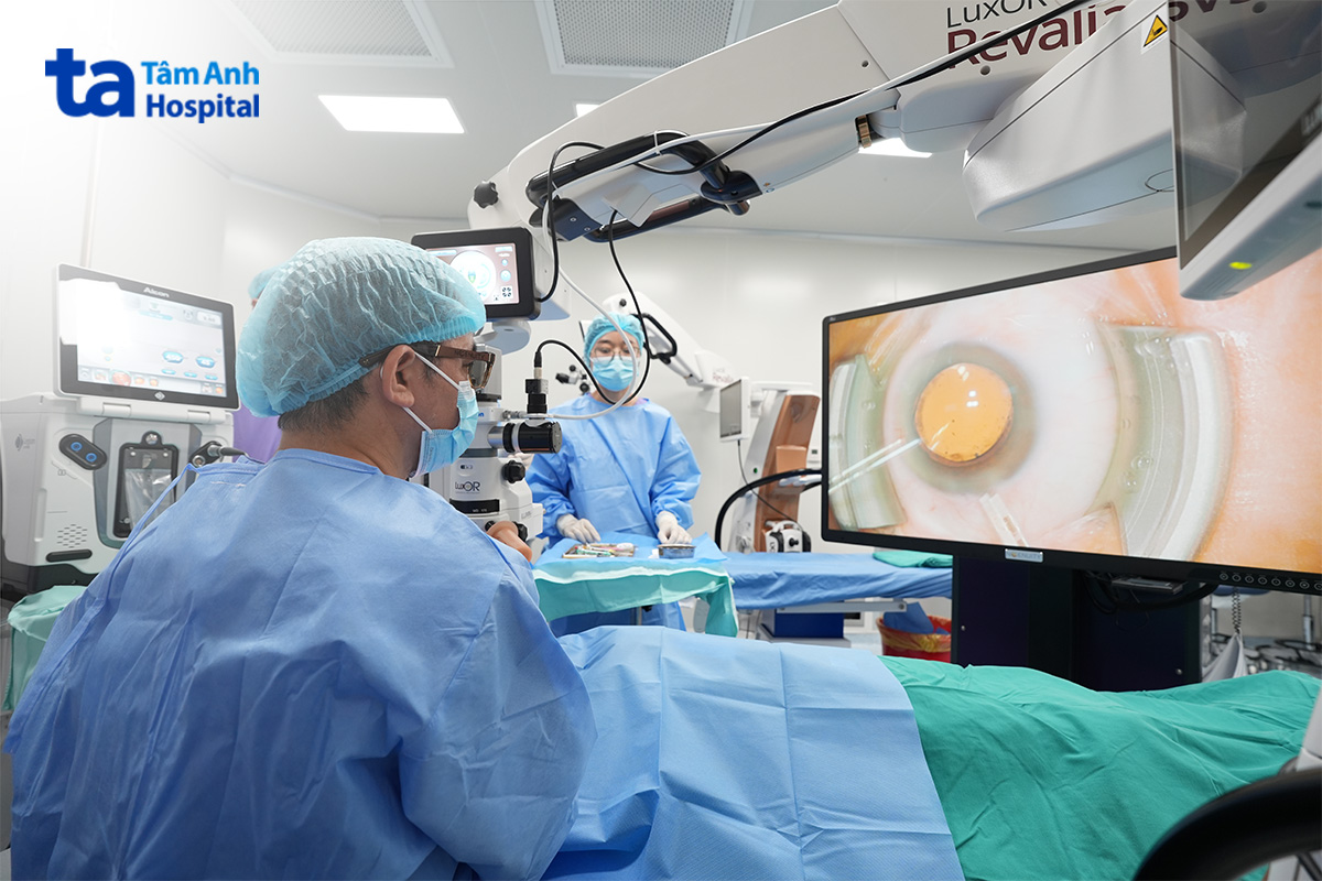 Với kính 3D hình nổi, bác sĩ có thể quan sát chi tiết cấu trúc mắt trên màn hình lớn với độ phân giải cao, hình ảnh sắc nét.