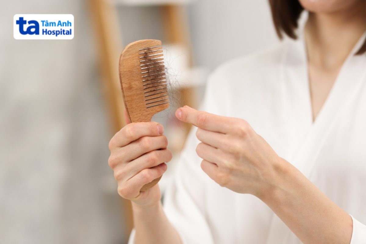 tóc rụng sau chải tóc
