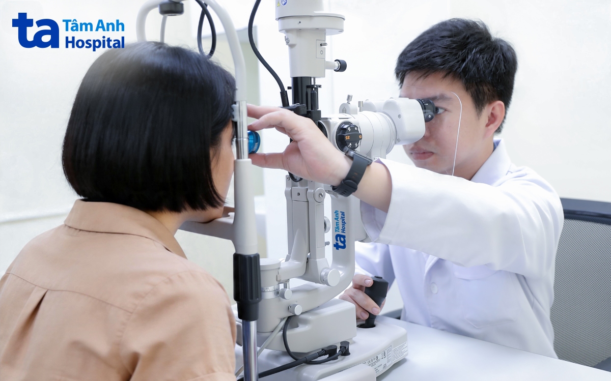 Bác sĩ Phúc kiểm tra vết mổ cho chị Quyên khi tái khám. Ảnh: Bệnh viện Đa khoa Tâm Anh