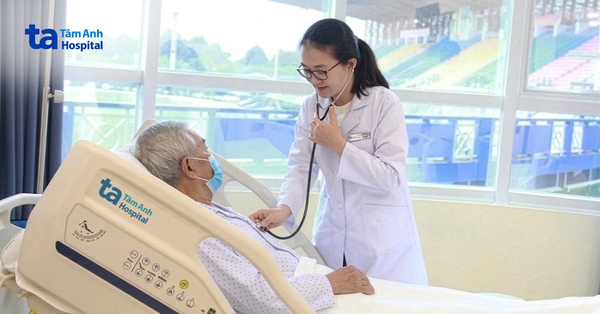 Từ Campuchia sang Việt Nam để giữ lại bàn chân đã hoại tử đến xương