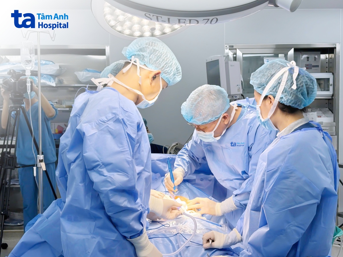 Các bác sĩ đang phẫu thuật cắt khối u cho một bệnh nhân. Ảnh: Bệnh viện Đa khoa Tâm Anh